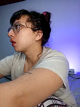 Snapshot of Piafisher1 chatting on October 31, 2025, 1:13 am Piafisher1 online show from October 31, 2025, 1:13 am