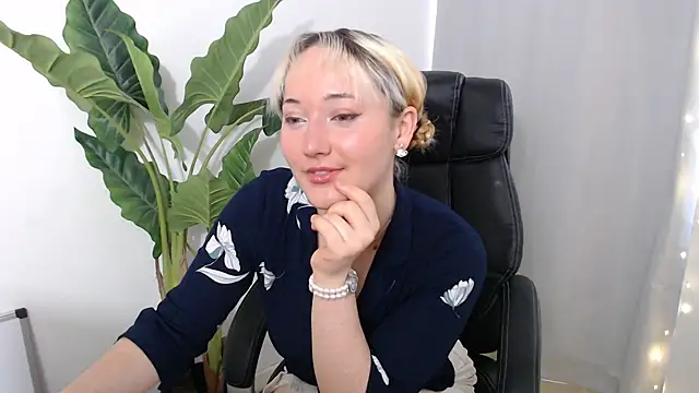 Snapshot of Crystal-dreamt chatting on September 10, 2025, 10:36 am Crystal-dreamt online show from September 10, 2025, 10:36 am