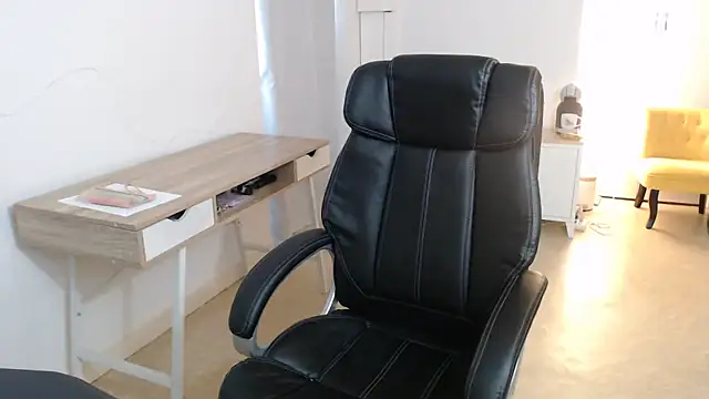 Snapshot of Crystal-dreamt chatting on September 21, 2025, 2:44 pm Crystal-dreamt online show from September 21, 2025, 2:44 pm