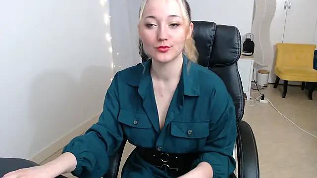 Snapshot of Crystal-dreamt chatting on October 13, 2025, 8:16 am Crystal-dreamt online show from October 13, 2025, 8:16 am