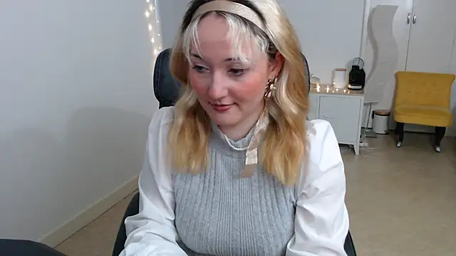 Snapshot of Crystal-dreamt chatting on October 1, 2025, 12:31 pm Crystal-dreamt online show from October 1, 2025, 12:31 pm