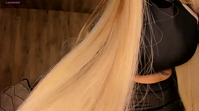 SophiePalmer online show from March 18, 2025, 11:11 am