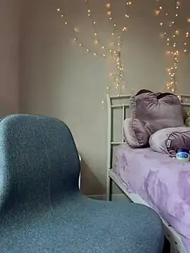 Natur4lBeautyb33 online show from February 5, 2025, 8:35 pm