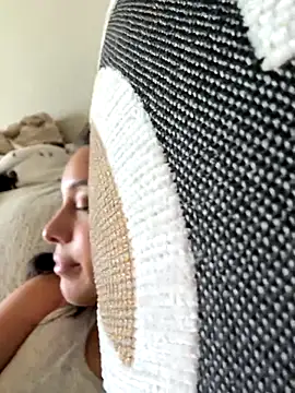 Natur4lBeautyb33 online show from October 21, 2025, 8:52 pm