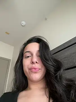 Natur4lBeautyb33 online show from December 6, 2024, 3:28 pm