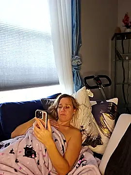 Snapshot of SkyelarSommer chatting on October 28, 2025, 3:44 pm SkyelarSommer online show from October 28, 2025, 3:44 pm