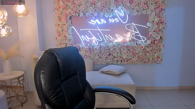 Snapshot of SunnyRivers chatting on December 18, 2025, 11:25 am SunnyRivers online show from December 18, 2025, 11:25 am