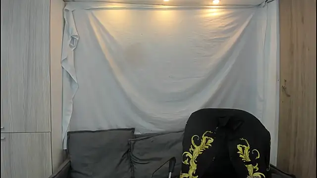 Snapshot of Mhelanny2 chatting on November 30, 2025, 6:03 am Mhelanny2 online show from November 30, 2025, 6:03 am