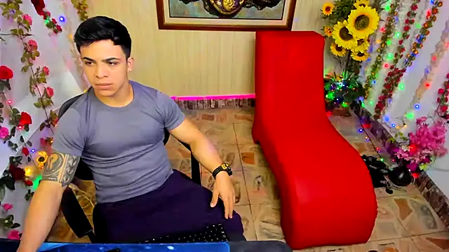 TheMuscularVenezuelanMan online show from September 19, 2025, 7:18 pm