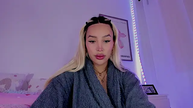 Snapshot of _viioletweekend_ chatting on March 14, 2025, 3:47 pm viioletweekend online show from March 14, 2025, 3:47 pm