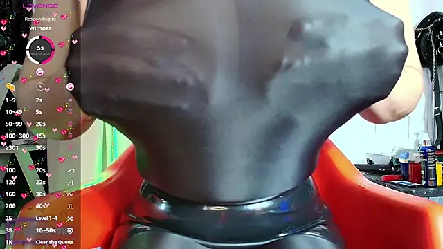 Snapshot of LatexDevil_Blondie chatting on March 5, 2025, 5:50 pm LatexDevil Blondie online show from March 5, 2025, 5:50 pm