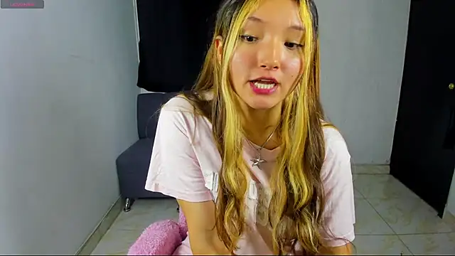 Snapshot of Alice_bloom_ chatting on December 17, 2025, 4:17 am Alice bloom online show from December 17, 2025, 4:17 am