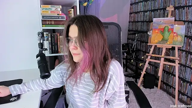 Snapshot of icefroqq chatting on February 24, 2025, 9:30 pm icefroqq online show from February 24, 2025, 9:30 pm