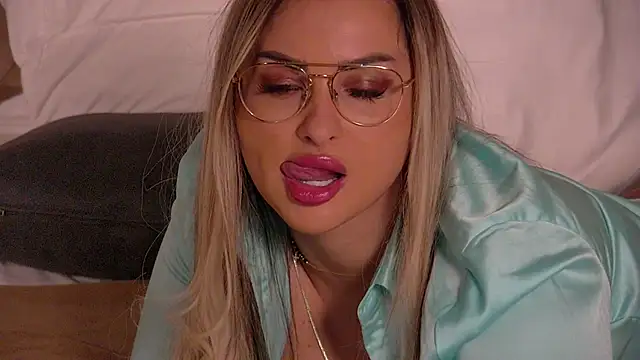 Denisse Perry online show from February 24, 2026, 10:54 pm