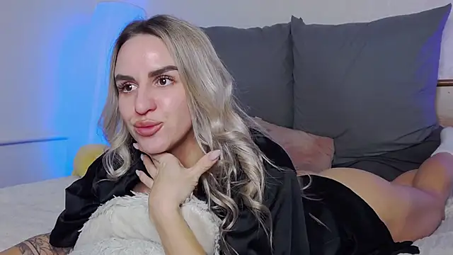 Snapshot of SofiJames chatting on December 3, 2025, 6:57 am SofiJames online show from December 3, 2025, 6:57 am