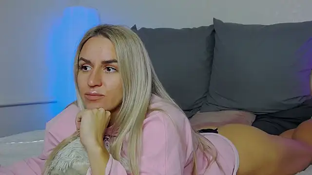 Snapshot of SofiJames chatting on October 1, 2025, 7:02 am SofiJames online show from October 1, 2025, 7:02 am