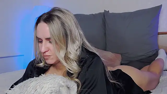 Snapshot of SofiJames chatting on December 16, 2025, 6:50 am SofiJames online show from December 16, 2025, 6:50 am