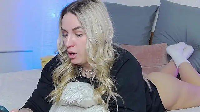 Snapshot of SofiJames chatting on March 6, 2025, 10:20 am SofiJames online show from March 6, 2025, 10:20 am