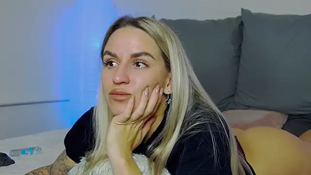 Snapshot of SofiJames chatting on November 8, 2025, 7:23 am SofiJames online show from November 8, 2025, 7:23 am