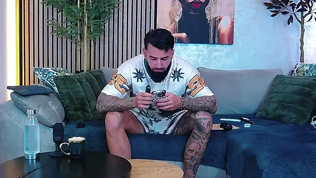 Snapshot of masterkingofmusclee chatting on June 1, 2026, 7:52 am masterkingofmusclee online show from June 1, 2026, 7:52 am
