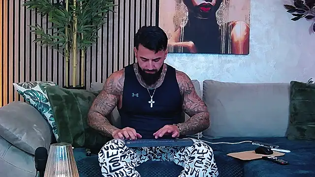 Snapshot of masterkingofmusclee chatting on May 18, 2026, 8:13 pm masterkingofmusclee online show from May 18, 2026, 8:13 pm