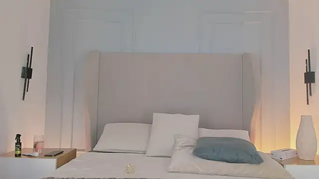 chloe d online show from April 18, 2026, 12:18 pm