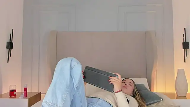 chloe d online show from April 12, 2026, 12:30 pm