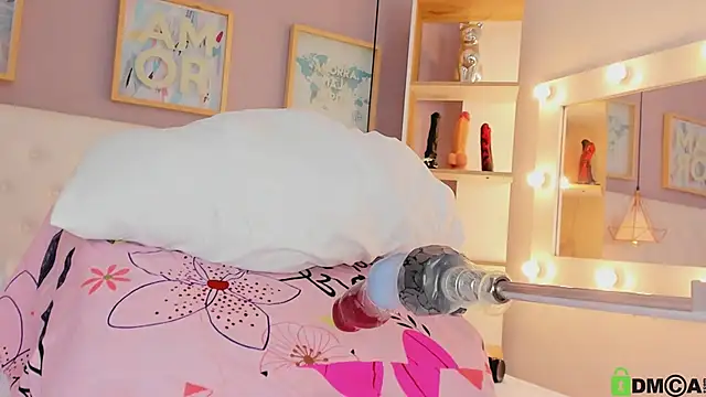 julyanna  online show from November 6, 2025, 8:57 pm