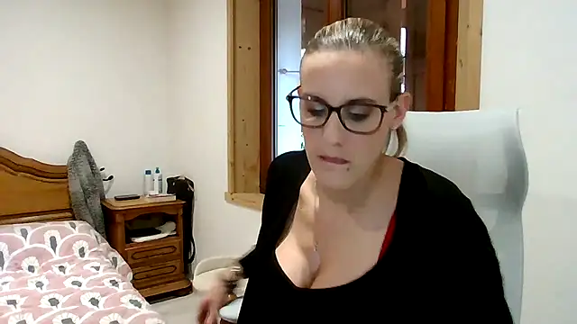 Snapshot of Madame_Callie chatting on December 17, 2025, 2:11 pm Madame Callie online show from December 17, 2025, 2:11 pm