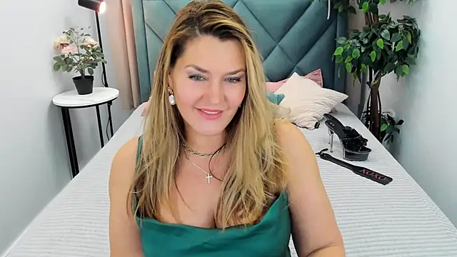 Snapshot of Adele_Russo chatting on September 9, 2025, 4:27 pm Adele Russo online show from September 9, 2025, 4:27 pm