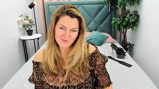 Snapshot of Adele_Russo chatting on September 14, 2025, 4:18 pm Adele Russo online show from September 14, 2025, 4:18 pm