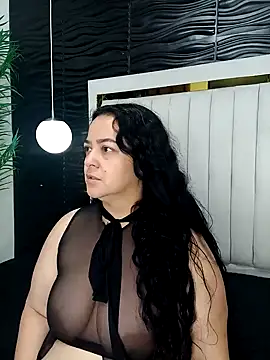 Snapshot of lucia_vonne_ chatting on February 12, 2025, 11:40 am lucia vonne online show from February 12, 2025, 11:40 am