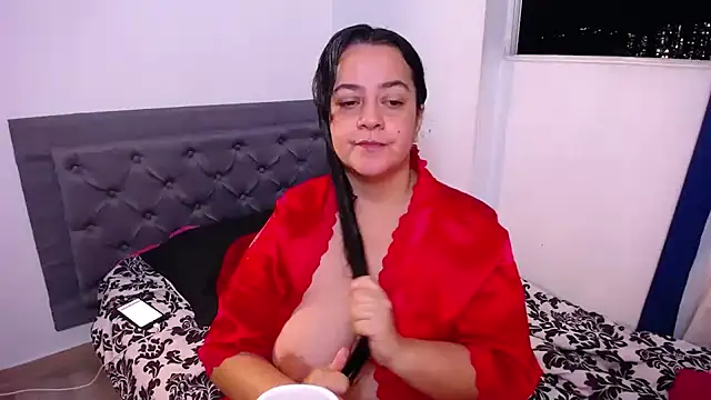 Snapshot of lucia_vonne_ chatting on June 17, 2026, 2:00 am lucia vonne online show from June 17, 2026, 2:00 am