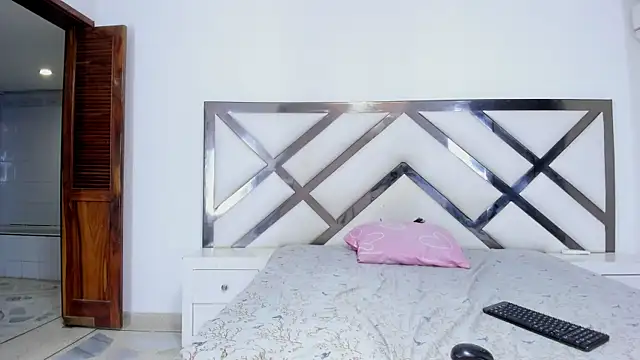 Snapshot of Shanelle__ chatting on November 18, 2025, 4:32 pm Shanelle online show from November 18, 2025, 4:32 pm