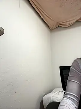 lilian prada online show from November 4, 2025, 7:28 pm