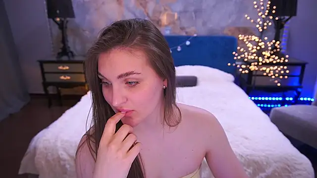 EmmyCharmm online show from April 20, 2026, 5:32 am