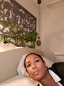 ShanialaFrancaise online show from September 25, 2025, 8:42 am