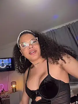 Snapshot of naomikandra chatting on December 3, 2025, 8:19 pm naomikandra online show from December 3, 2025, 8:19 pm