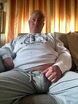 Snapshot of Russirayu chatting on December 1, 2025, 4:19 pm Russirayu online show from December 1, 2025, 4:19 pm