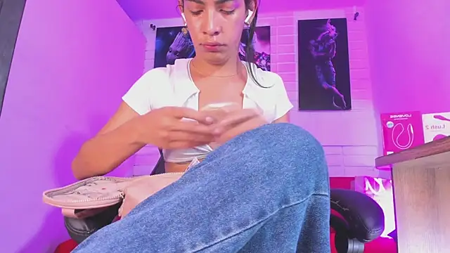 Snapshot of Alahia_Rodriguez chatting on November 12, 2025, 5:50 pm Alahia Rodriguez online show from November 12, 2025, 5:50 pm