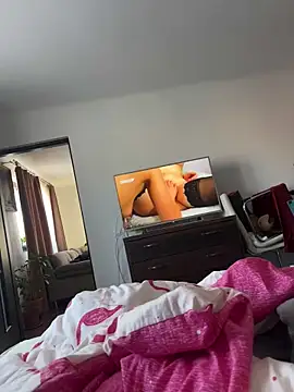 Snapshot of Aronn4 chatting on November 6, 2025, 7:45 am Aronn4 online show from November 6, 2025, 7:45 am