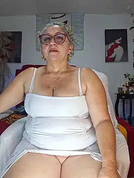 evelin hott online show from February 16, 2026, 1:26 am