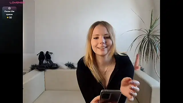 Frosty Princess online show from December 8, 2024, 1:03 pm