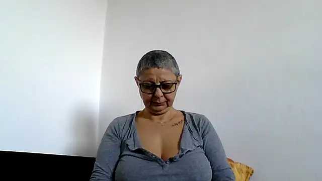 roseblak42 online show from November 21, 2025, 9:41 am