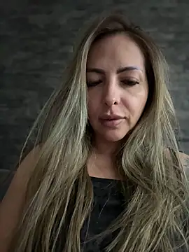 Snapshot of _Abril-Office1 chatting on February 15, 2026, 2:12 am Abril-Office1 online show from February 15, 2026, 2:12 am