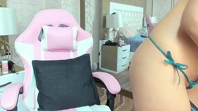 TaraaHot online show from December 17, 2025, 2:05 am