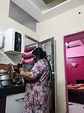 Snapshot of RESHMA_21 chatting on February 22, 2025, 10:40 am RESHMA 21 online show from February 22, 2025, 10:40 am