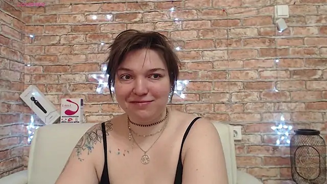 Amelia Kiss  online show from February 17, 2026, 12:52 am