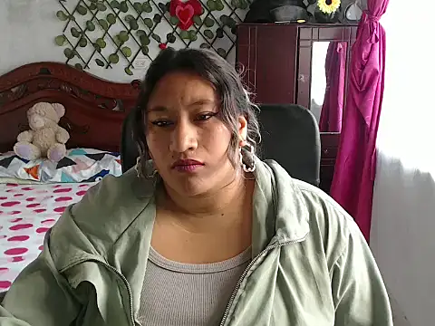 EmilyLove1014 online show from December 27, 2024, 7:35 pm