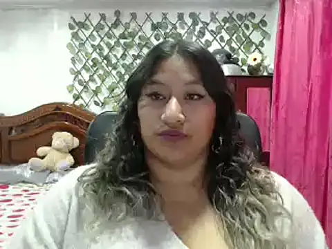 EmilyLove1014 online show from January 13, 2025, 10:45 pm